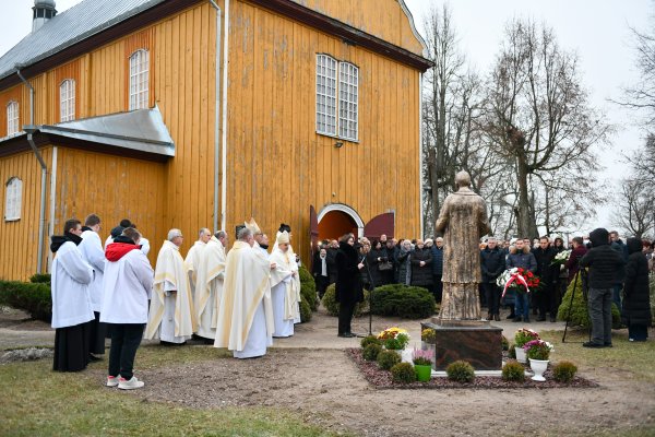 Tabariškėse atidengtas paminklas pal. kun. Mykolui Sopočkai