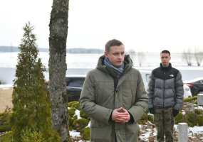 Armijos Krajovos karių kapų lankymas Pasmerktųjų karių atminties dienos išvakarėse