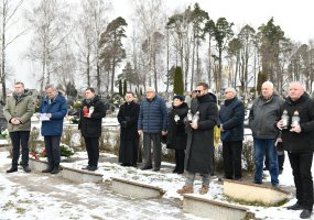Armijos Krajovos karių kapų lankymas Pasmerktųjų karių atminties dienos išvakarėse