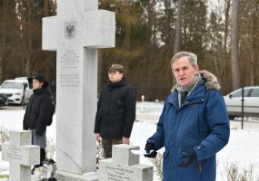 Armijos Krajovos karių kapų lankymas Pasmerktųjų karių atminties dienos išvakarėse