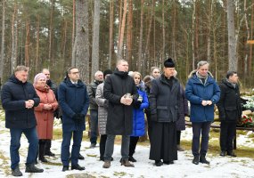 Armijos Krajovos karių kapų lankymas Pasmerktųjų karių atminties dienos išvakarėse