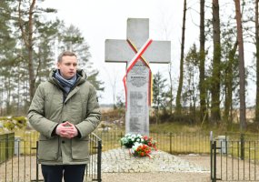 Armijos Krajovos karių kapų lankymas Pasmerktųjų karių atminties dienos išvakarėse