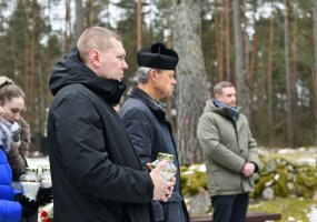 Armijos Krajovos karių kapų lankymas Pasmerktųjų karių atminties dienos išvakarėse