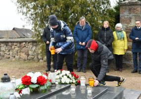 Armijos Krajovos karių kapų lankymas Pasmerktųjų karių atminties dienos išvakarėse