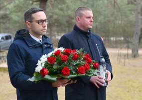 Armijos Krajovos karių kapų lankymas Pasmerktųjų karių atminties dienos išvakarėse