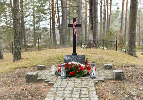 Armijos Krajovos karių kapų lankymas Pasmerktųjų karių atminties dienos išvakarėse