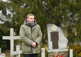 Armijos Krajovos karių kapų lankymas Pasmerktųjų karių atminties dienos išvakarėse