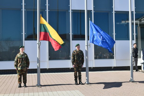 Šalčininkuose pakelta NATO vėliava