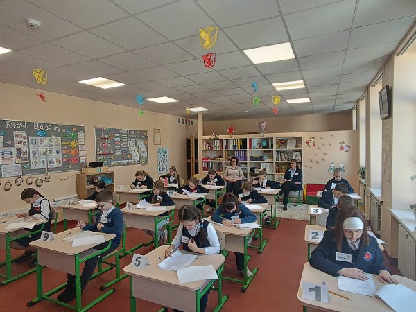 „Pokochaj polską mowę 2025“ – święto języka polskiego w Gimnazjum  im. Elizy Orzeszkowej w Białej...