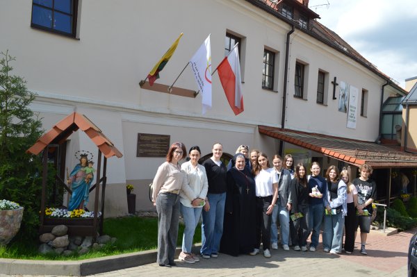 Velykinis gerumo krepšelis - bendruomenių parama hospisui 