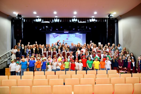 Geriausi mokiniai ir dainingiausi balsai vienoje scenoje