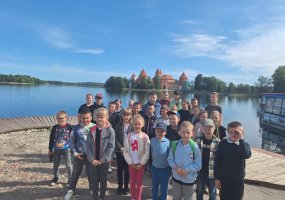 „Słoneczna zabawa” – obóz pełen wiedzy, kreatywności i radości