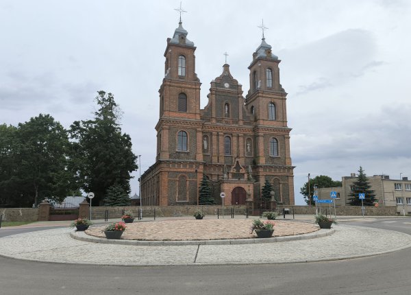 Turgiele: w centrum miasteczka – nowe oazy kwiatów i zieleni