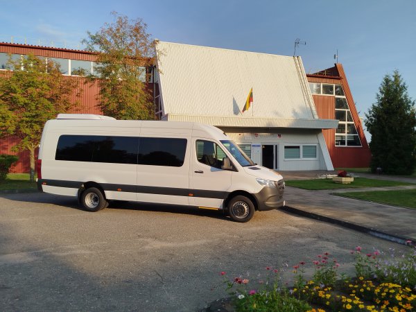 Uczniowie szkoły sportowej pojadą na zawody nowym autobusem