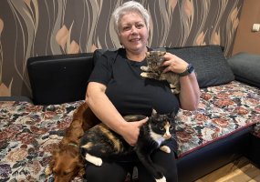 Irena Radevič ir jos augintiniai: šuo Maja, katė Mania ir mažylė