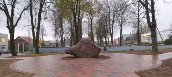 Zmienia się skwer w Dziewieniszkach – w centurm uwagi figurka Najświętszej Maryi Panny