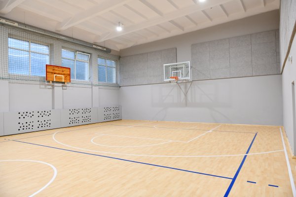 Baigtas Baltosios Vokės E. Ožeškovos gimnazijos sporto salės remontas