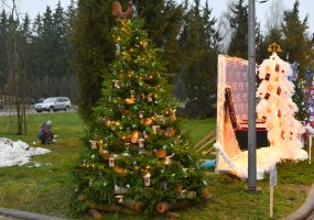 Šalčininkuose vėl nušvito įmonių ir įstaigų eglučių alėja!