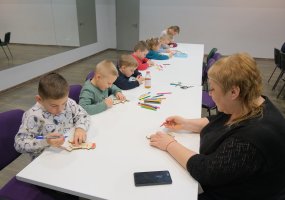 Įvyko magiškos švytinčio Kalėdų žaisliuko dirbtuvės