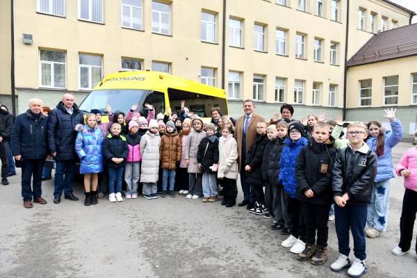 Savivaldybės dovana Eišiškių gimnazijai – naujas autobusiukas