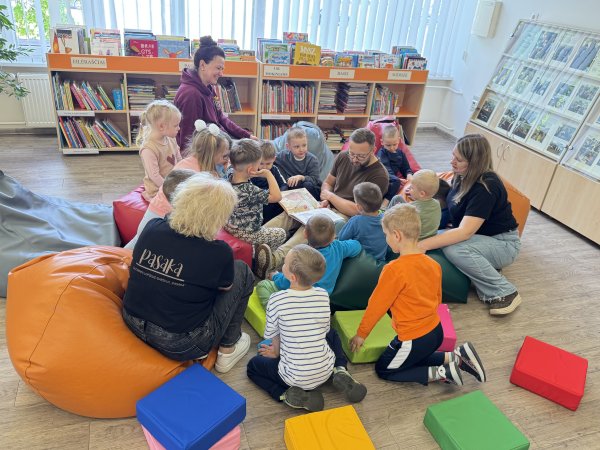 „Tėčiai skaito“ bibliotekoje kartu su Miroslavu Neverkevičiumi