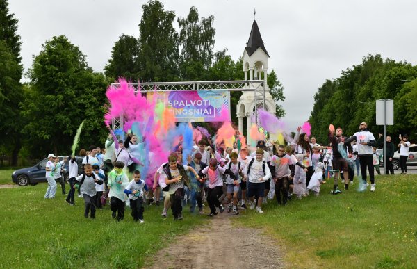 Spalvotas bėgimas suvienijo aktyvaus laisvalaikio mėgėjus