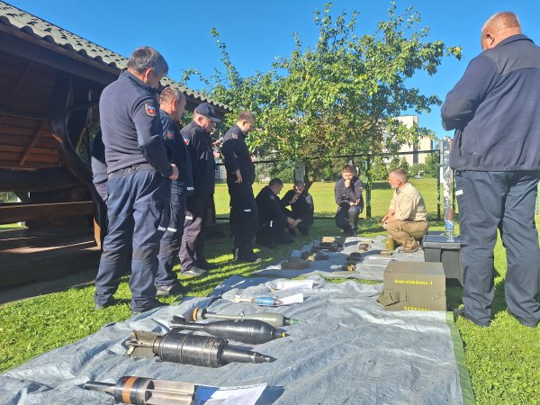 Ugniagesiai gelbėtojai mokėsi atpažinti sprogmenų keliamus pavojus