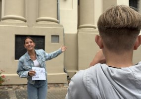 Uczniowie Gimnazjum im. Jana Śniadeckiego w Solecznikach wzięli udział w edukacyjno-poznawczej wycieczce do Wilna pod hasłem „Śladami historii: od profilu biologicznego człowieka do dziedzictwa zimnej wojny”.