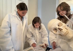 Uczniowie Gimnazjum im. Jana Śniadeckiego w Solecznikach wzięli udział w edukacyjno-poznawczej wycieczce do Wilna pod hasłem „Śladami historii: od profilu biologicznego człowieka do dziedzictwa zimnej wojny”.