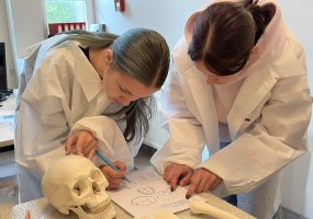 Uczniowie Gimnazjum im. Jana Śniadeckiego w Solecznikach wzięli udział w edukacyjno-poznawczej wycieczce do Wilna pod hasłem „Śladami historii: od profilu biologicznego człowieka do dziedzictwa zimnej wojny”.