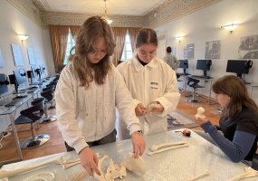 Uczniowie Gimnazjum im. Jana Śniadeckiego w Solecznikach wzięli udział w edukacyjno-poznawczej wycieczce do Wilna pod hasłem „Śladami historii: od profilu biologicznego człowieka do dziedzictwa zimnej wojny”.