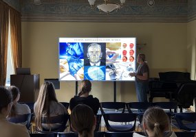 Uczniowie Gimnazjum im. Jana Śniadeckiego w Solecznikach wzięli udział w edukacyjno-poznawczej wycieczce do Wilna pod hasłem „Śladami historii: od profilu biologicznego człowieka do dziedzictwa zimnej wojny”.