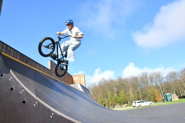 Parodomoji BMX dviračių programa naujame riedlenčių parke